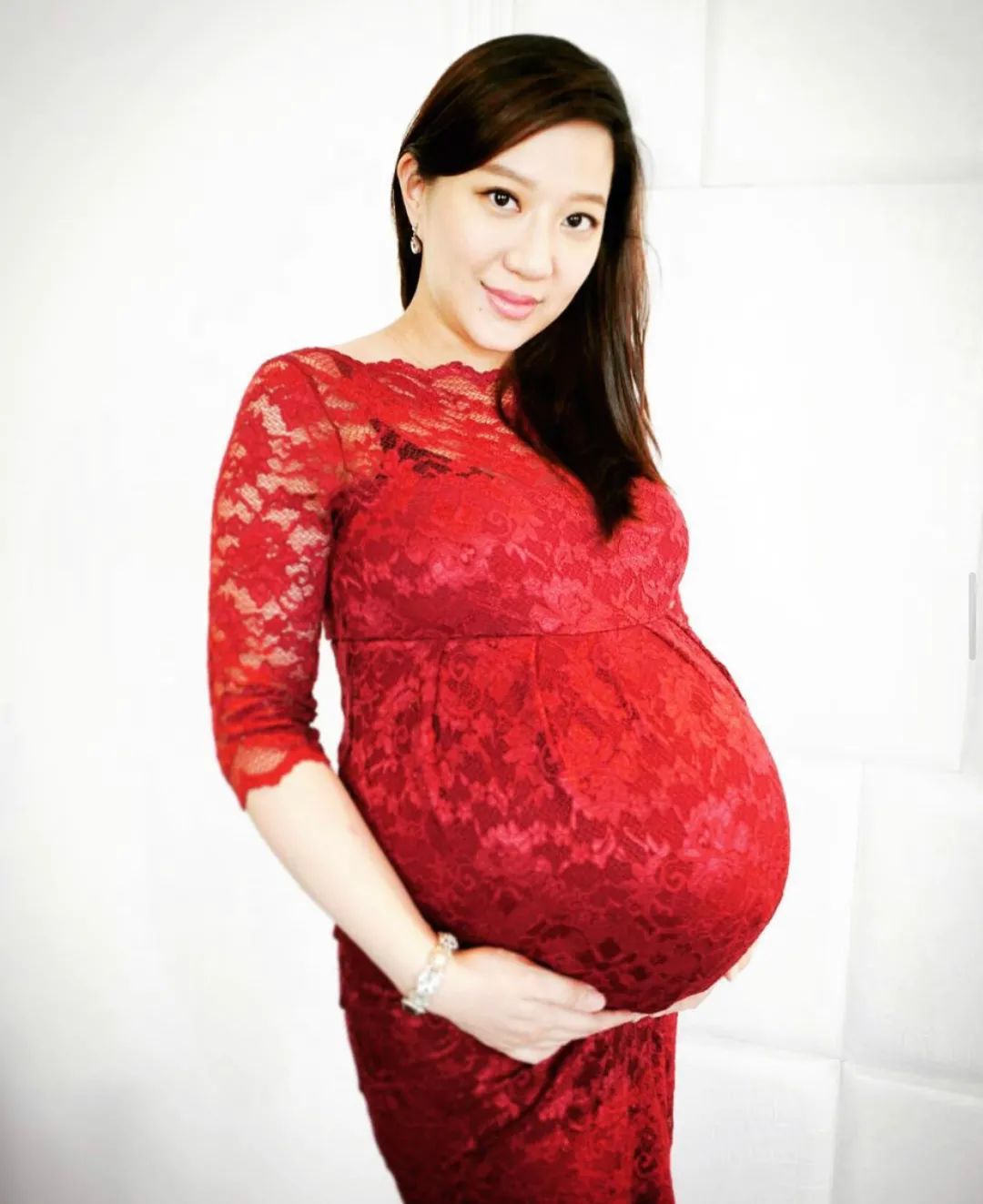 何超盈与何超英很像,何超盈女儿和奚梦瑶