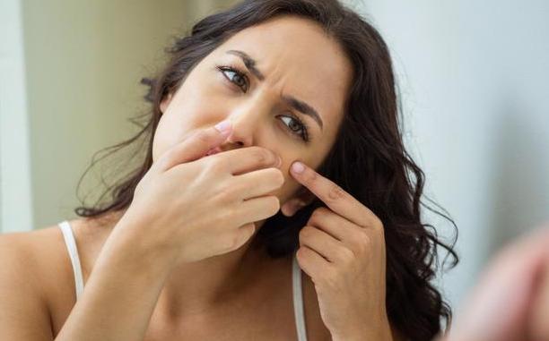 脸上长痘痘怎么办?记好这4个方法,消灭痘痘,皮肤白嫩容颜美