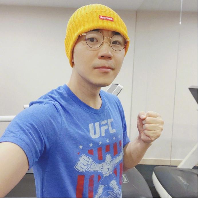 努力稳重的大鹏，喜爱运动的他，搭配都非常帅气