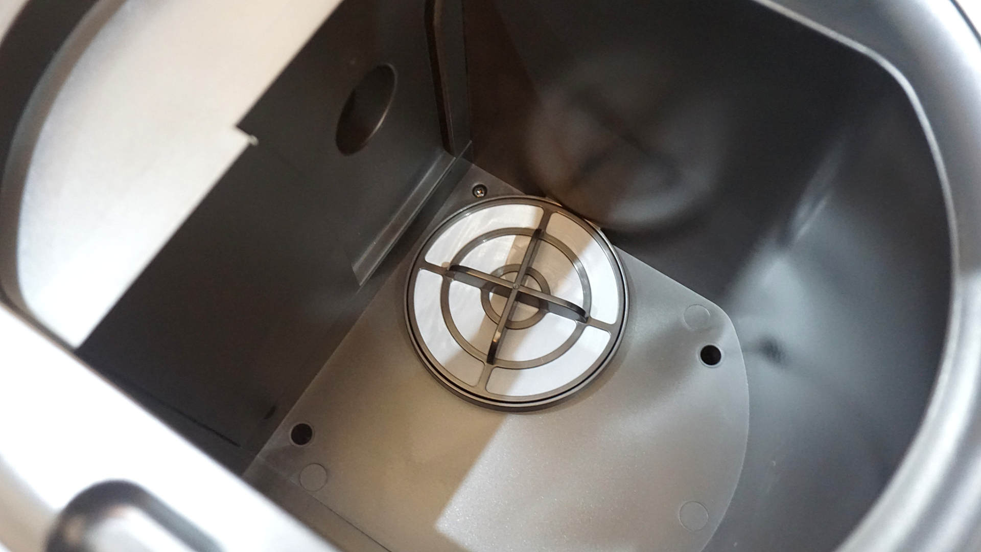 如何操作智能自动吸尘扫地机 (最简单的集尘扫地机器人)