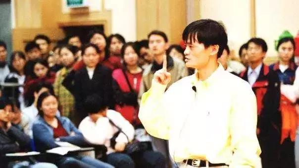 岳云鹏连续13年为郭德纲庆生,郭德纲岳云鹏在同龄人中成就