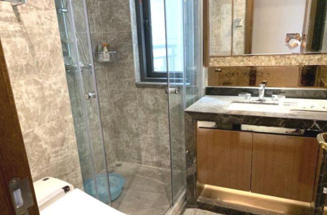 两边房间中间客厅精装房改造,住了一年的精装房要不要改造呢