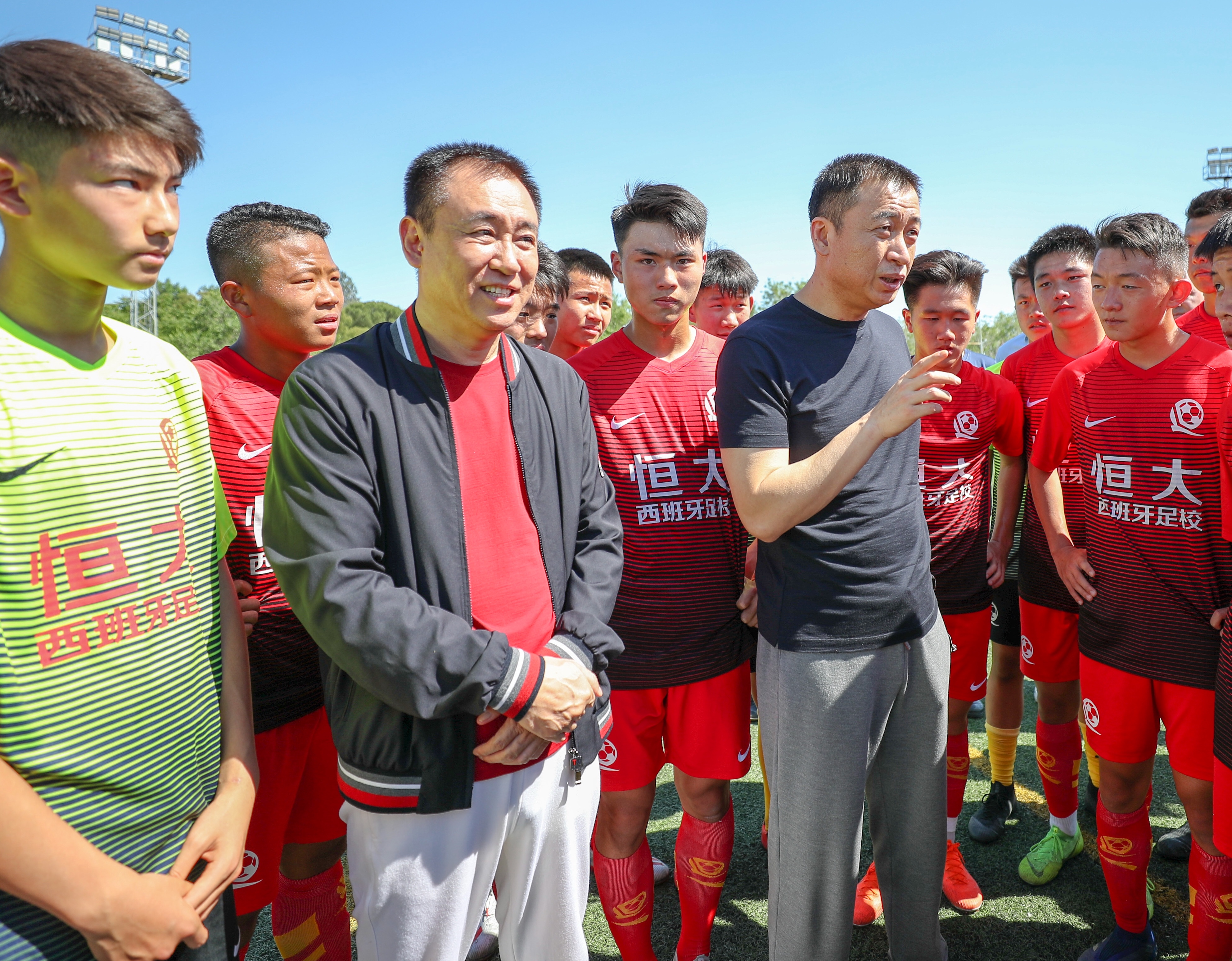 许家印迎接恒大,许家印亚冠决赛身边看球