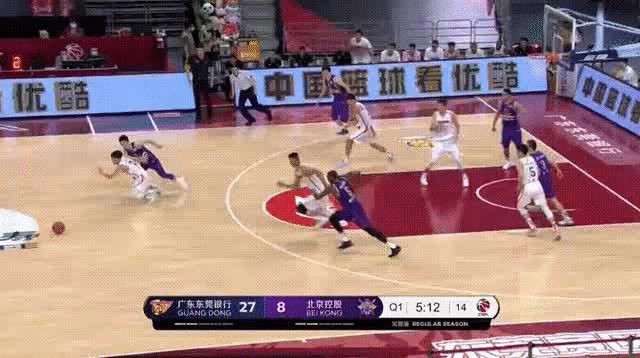 谁说小个子没防守？徐杰生断抖音训练王，3秒后杜锋表情亮了