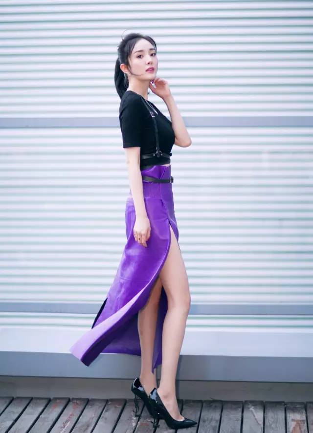 想要帅气又时髦皮裙是最好的选择,皮裙怎么穿更时髦