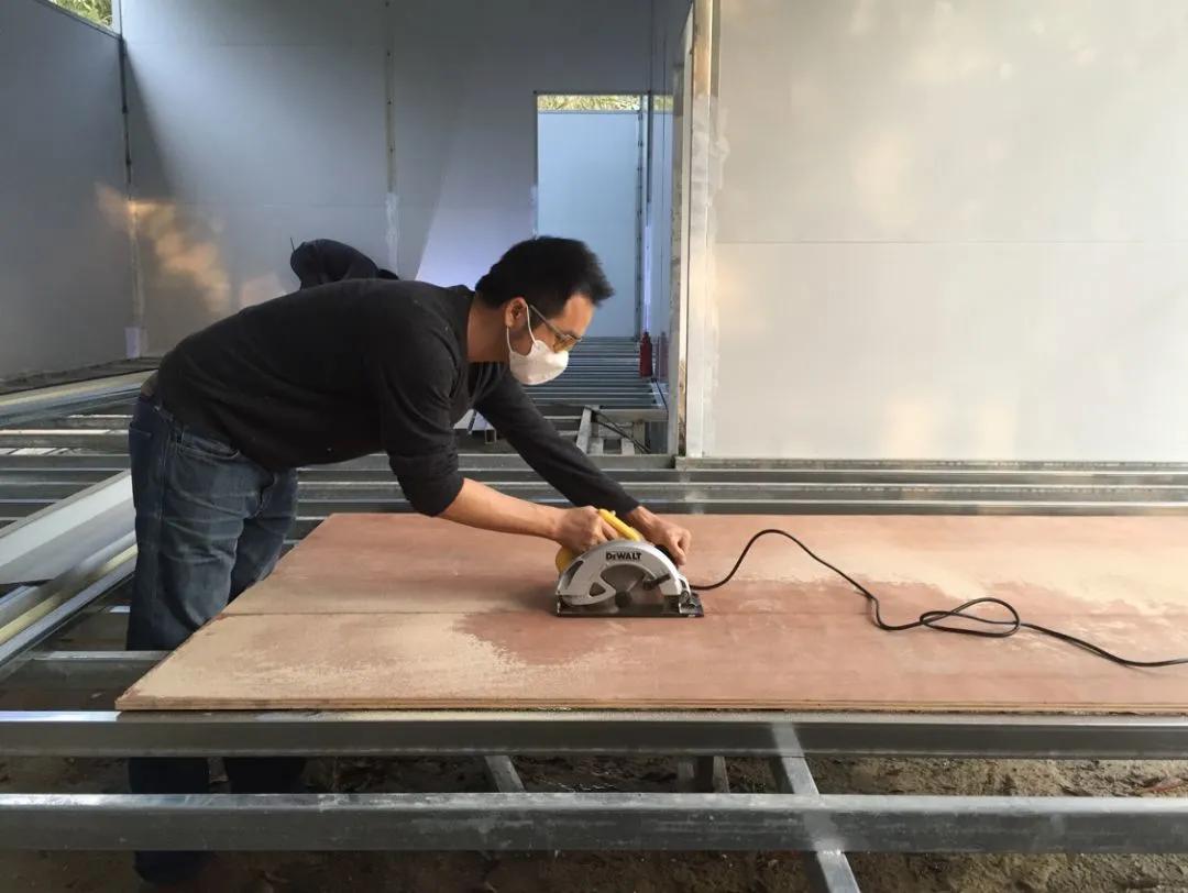 夫妻深山打造500万别墅,90后夫妻隐居山林自建小屋