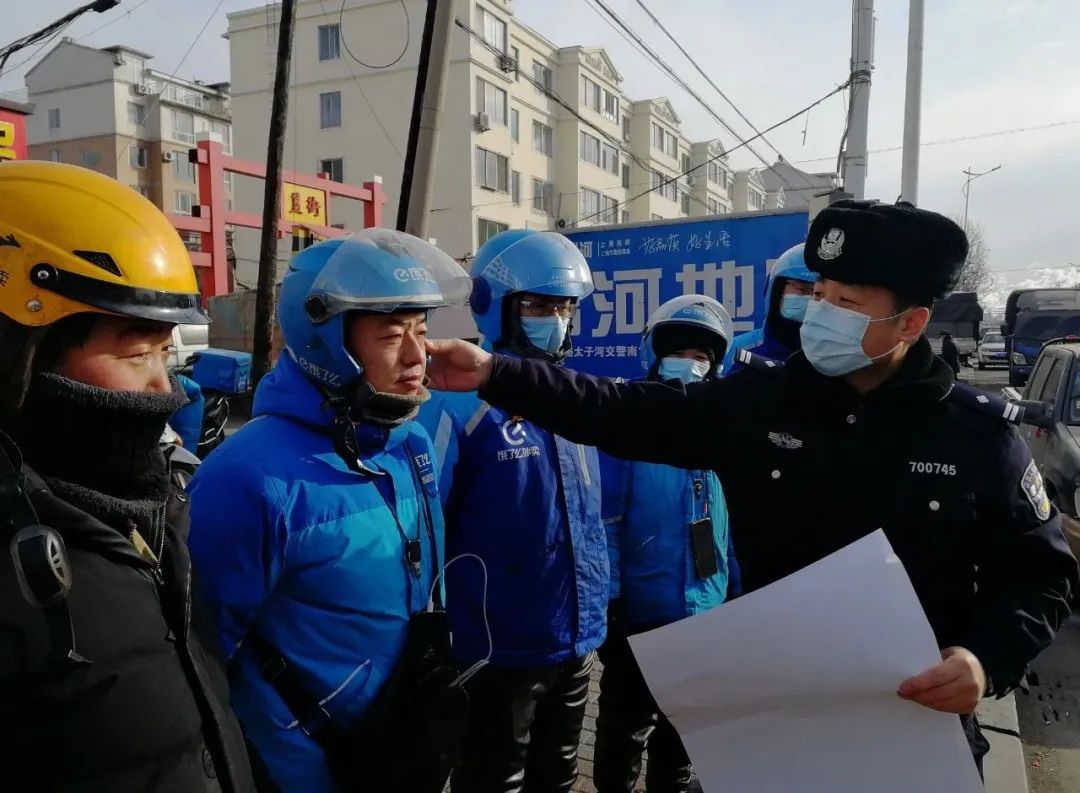 交警四个阵地冬季交通安全宣传,营口市交警抗风雪保道路安全畅通