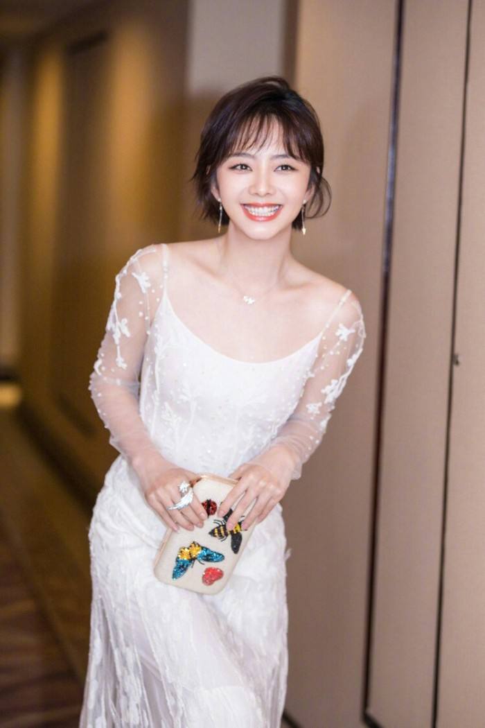 20-30岁圆脸发型减龄黑长直长发,圆脸适合黑长直中分好还是侧分好