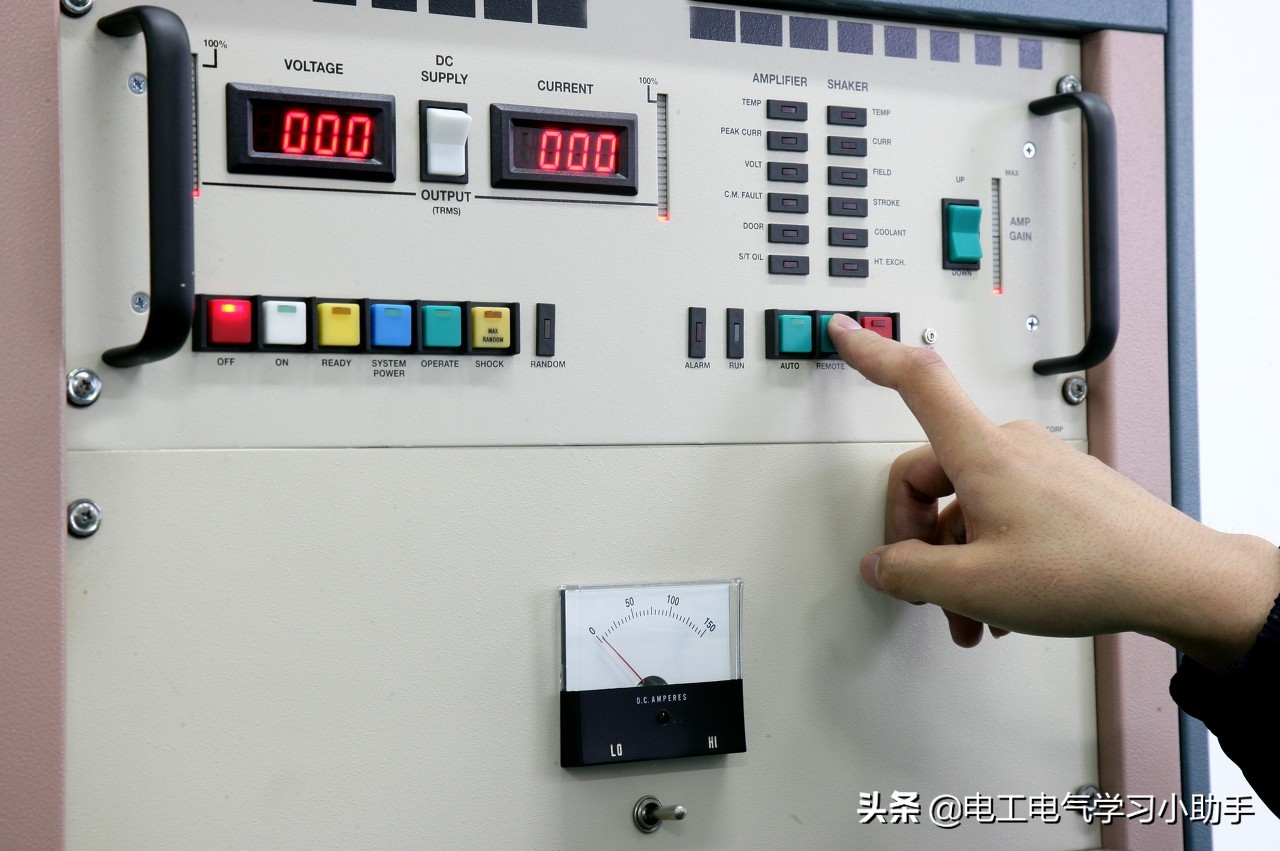 电容补偿柜一组电容开关跳闸原因,电容补偿柜0.98电容容易坏吗