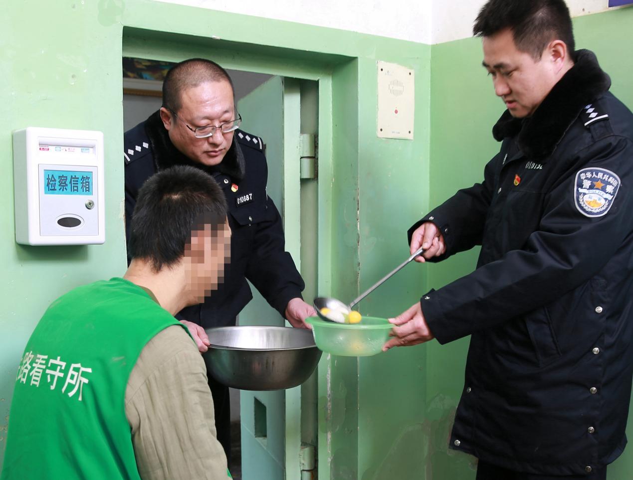 给看守所家人送衣物能穿到吗,看守所什么时间可以给亲人送衣服