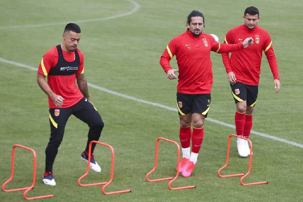 足球常识教学小视频,足球中的常见错误动作及纠正方法