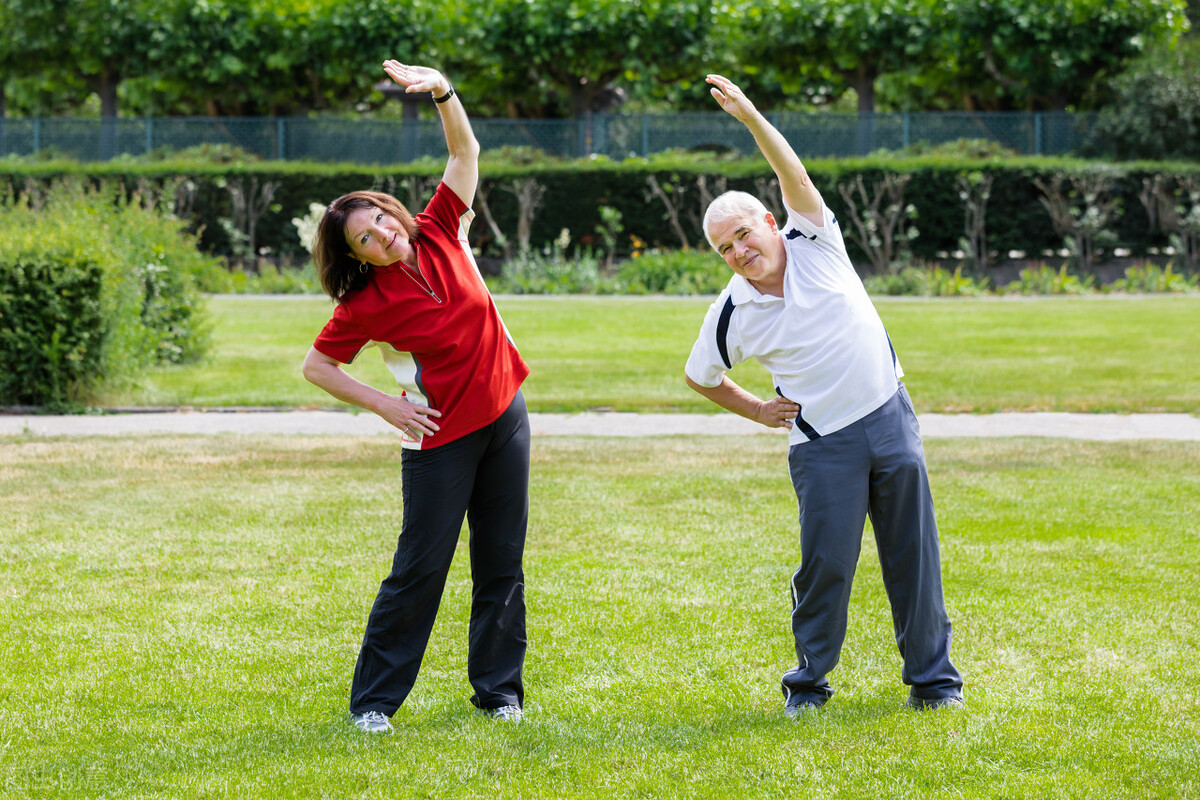 居家健身8分钟深蹲训练,在家健身的运动方式深蹲