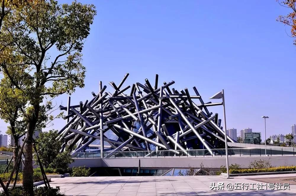 盘点那些建在奇葩地方的建筑,中国奇葩建筑大盘点