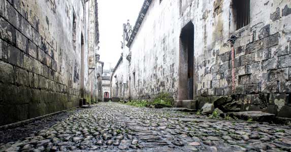 故事:男子酒醉砸毁祠堂,当晚性情大变生啃活鸡