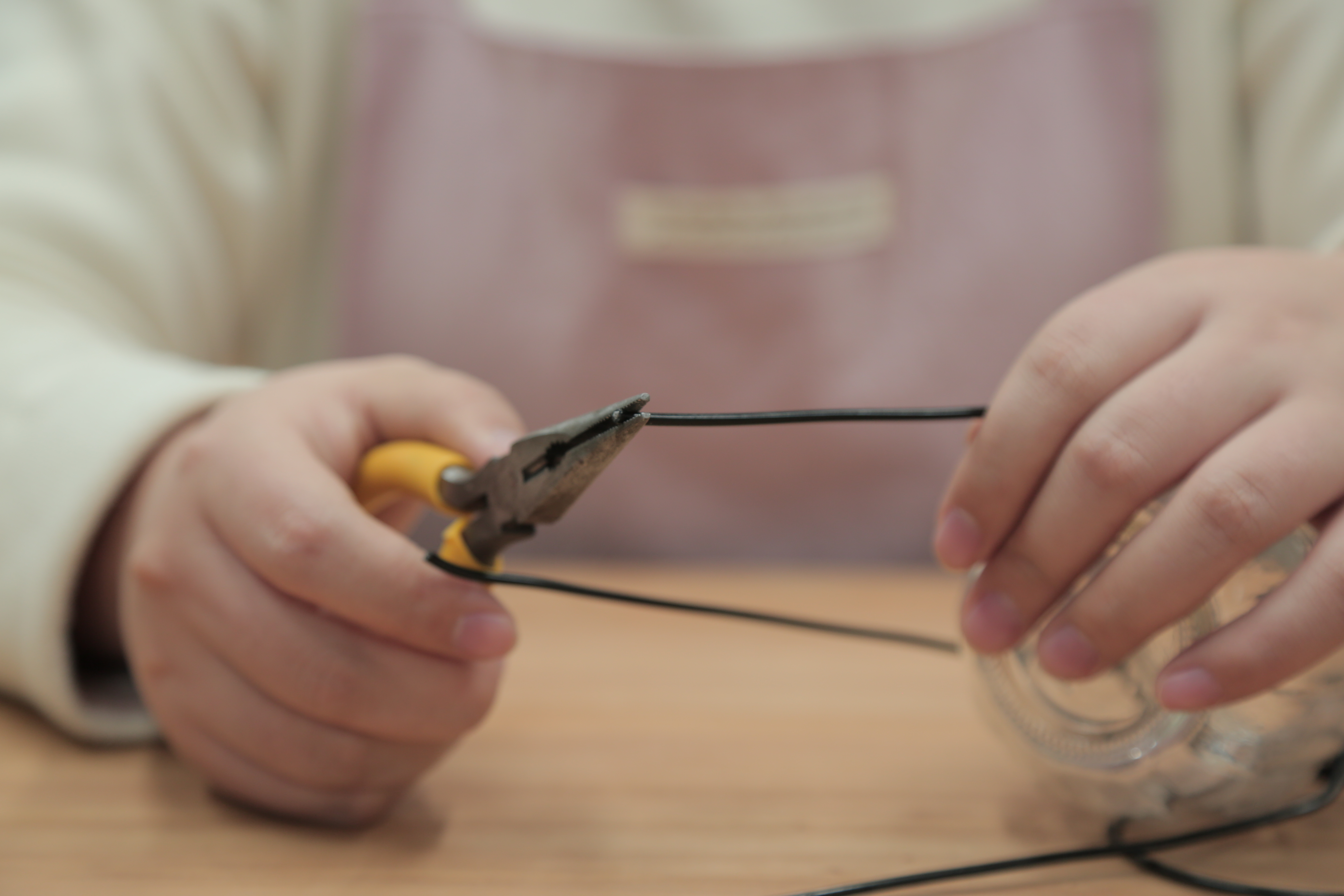 铁丝自制阳台花架,一根铁线自制花架