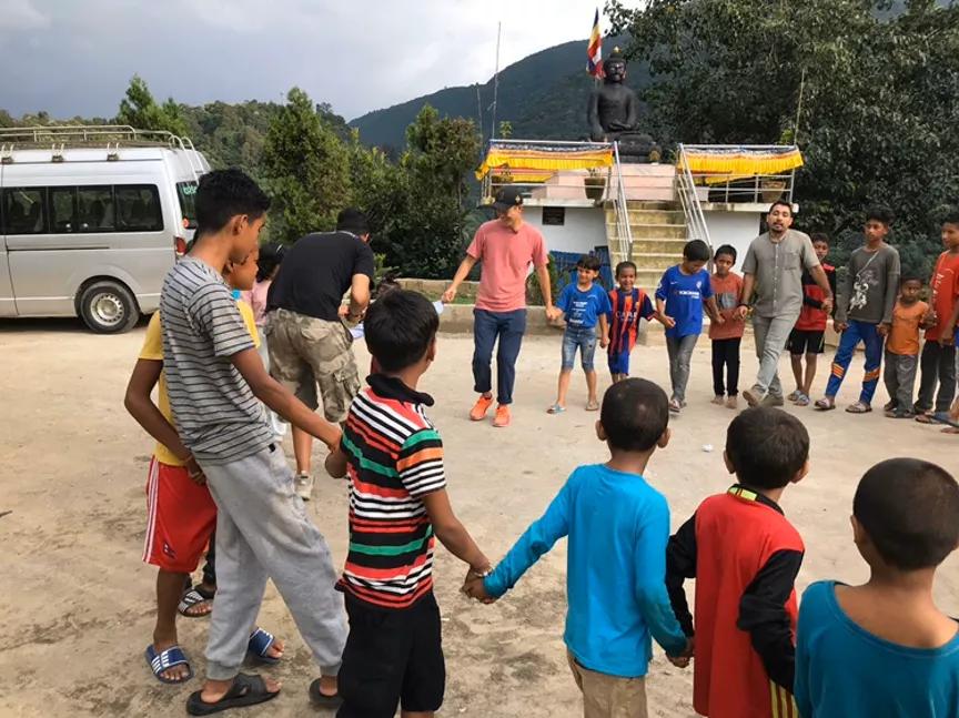 河南小伙亲赴尼泊尔农村，论斤收金刚，转手一颗卖30万给中国人