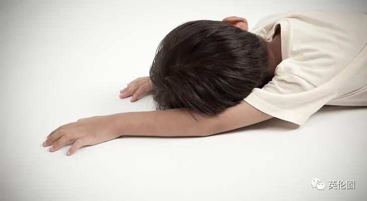 英国专门组织华人打疫苗！4名接种者亲历：低烧乏力起红疹关节痛