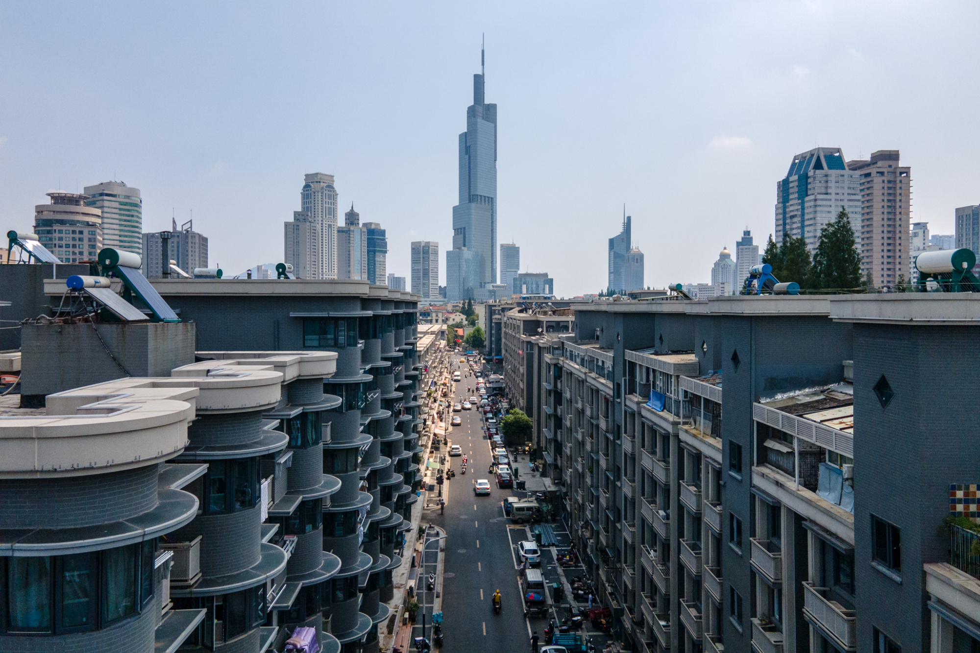 “南京第一高楼”最魔幻的一面，在西桥即可看到，如今是网红景点