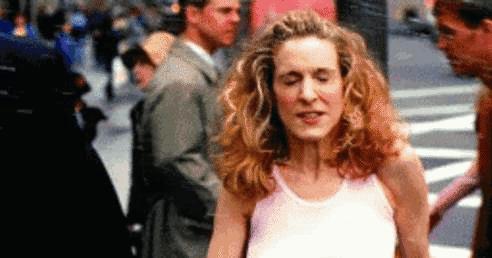 都是鹰钩鼻大美女，都爱过同一些男人，她俩的路怎么就不一样呢？