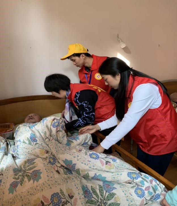 南大二附院伤口造口护理团队志愿者开展世界压疮预防日走进养老院活动