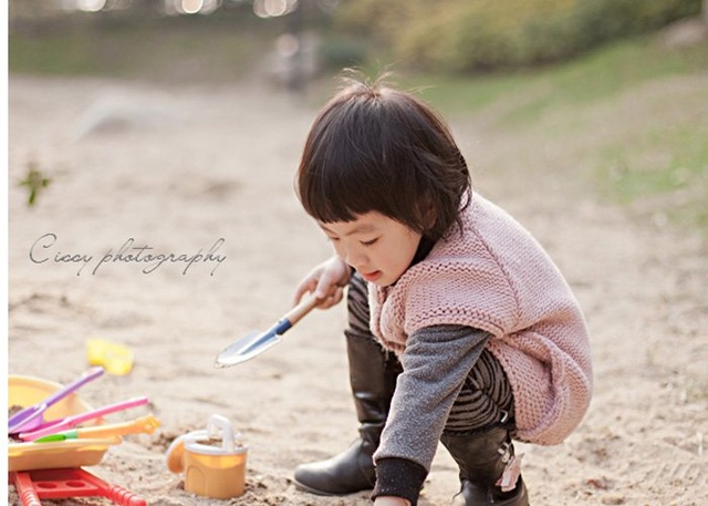 断奶后，妈妈喂母乳的部位还被宝宝抚摸，怎么改掉这毛病呢