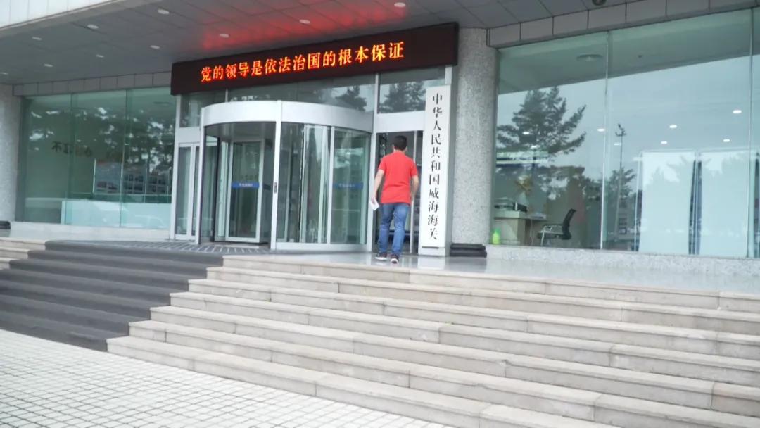 阿迪达斯商标侵权案例,adidas争议广告图片