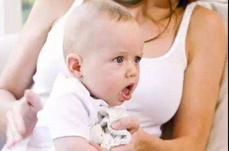 如何避免吐奶呛奶的正确处理方式,肺炎宝宝如何喂奶可以避免呛奶