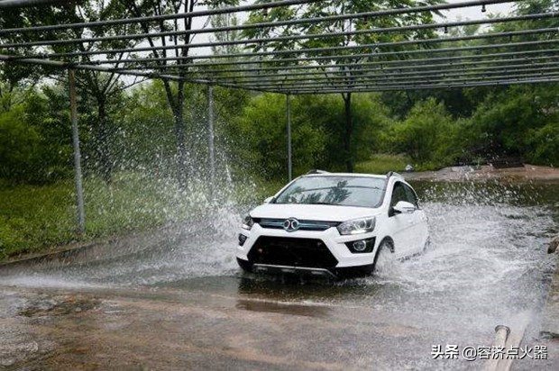 新能源车与燃油汽车泡水问题,混动车长时间纯电行驶损害电瓶吗