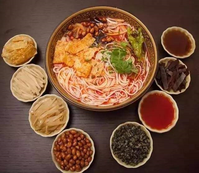 能臭一整栋楼的螺蛳粉，为什么那么臭，还有那么多人爱吃？