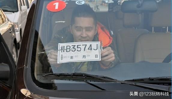 汽车正牌下来之后，临时车牌该如何处理，老司机：处理方式很简单