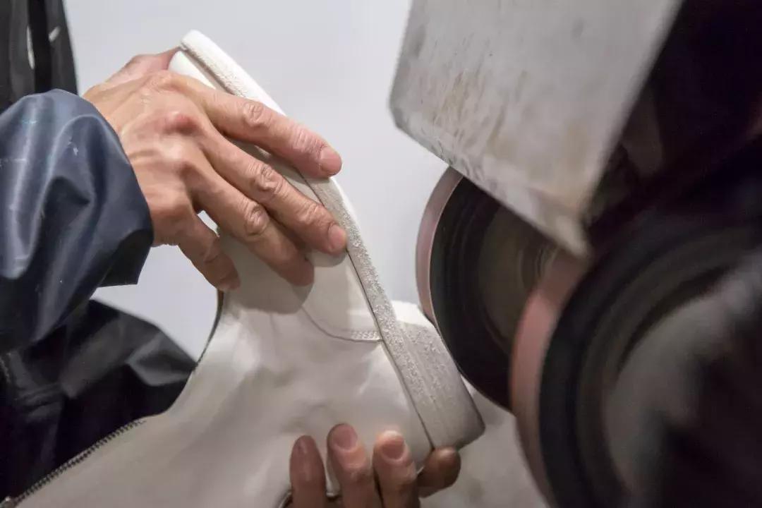 杭州有个达人，19年来拯救10万件潮包！