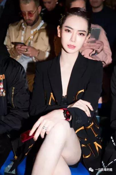 到底是什么神仙眼影盘，能让戚薇用到铁皮