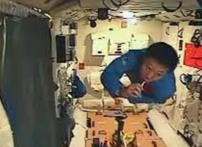 航天员在太空吃上月饼,航天员在太空吃月饼的视频