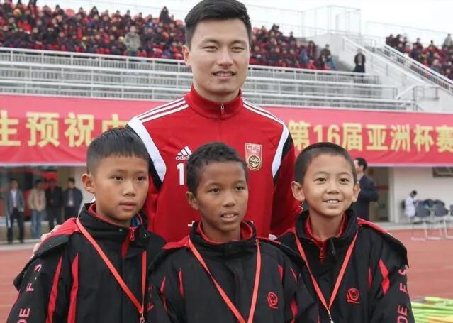 国足惊现14岁中非混血天才！改中国籍，声称要将国足踢进世界杯