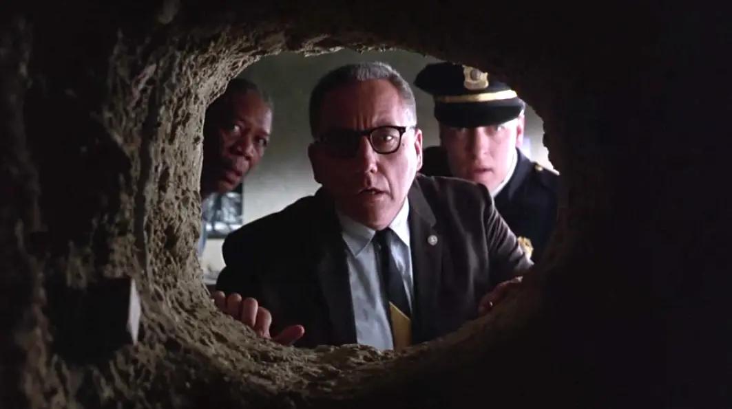 肖申克的监狱生活,肖申克的救赎监狱长贪污片段