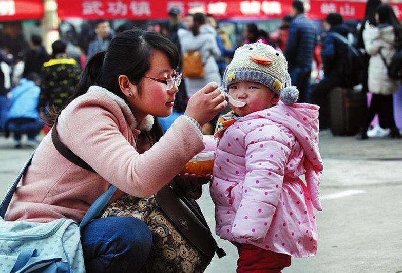 嫌孩子吃饭脏，宝妈夺过勺子亲自喂，自以为是的爱其实是害了孩子