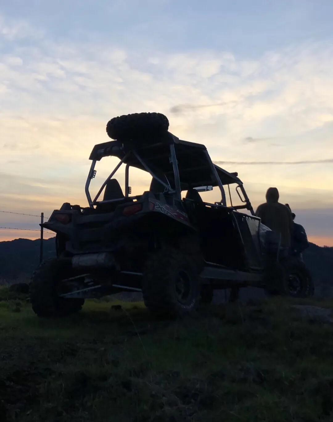 少年骑马去越野,自驾15天横穿小国家,硬核车手爸爸还输了