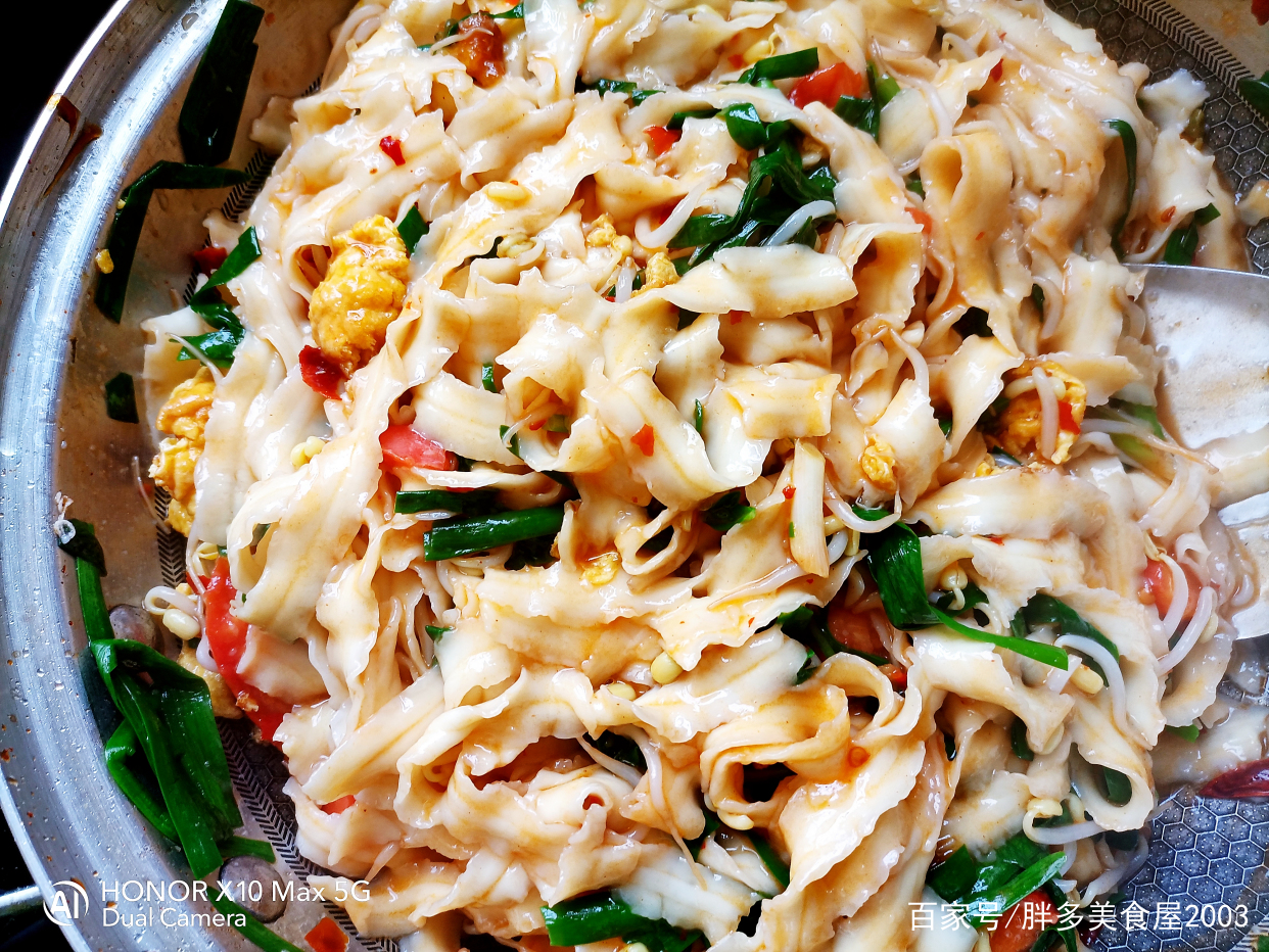 油泼荞麦刀削面香味浓郁面条筋道,刀削面最终的做法