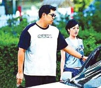 侯佩岑的所有恋情,侯佩岑的妈妈和她老公十指紧扣