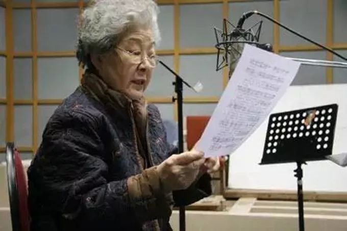 香港暴徒*辱侮***旗国**案：4人获保释1人无条件释放|新闻早餐2019.8.18星期日