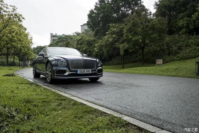 宾利飞驰对比迈巴赫s480气场,宾利飞驰街拍气场霸气视频