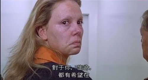 她的43岁，剃平头、扮丑增重50磅，她比男人更英气，比女人更妩媚