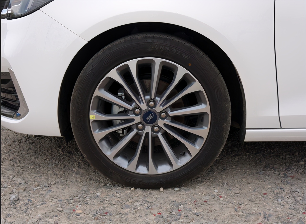 新款福特福睿斯顶配测评,性价比最高的车型福特福睿斯