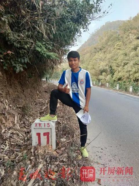 云南小伙在河里苦练足球,农村小伙练篮球