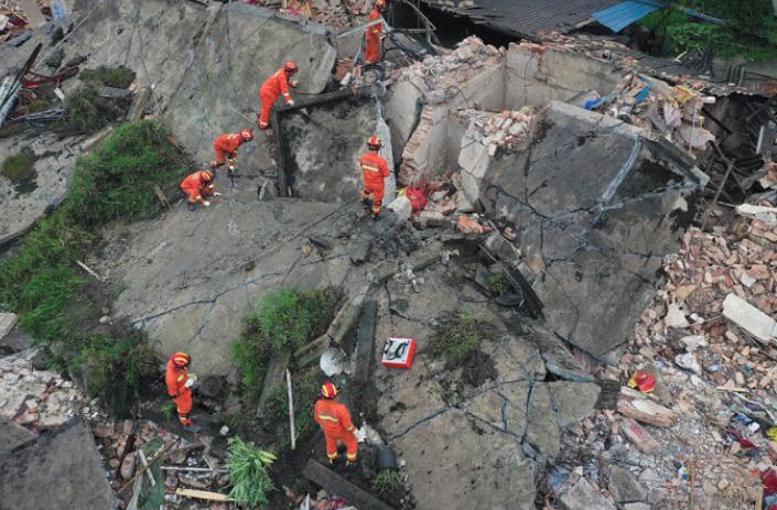 汶川地震时,那位救了丈夫、却丢了双腿的李应霞,如今怎么样了?