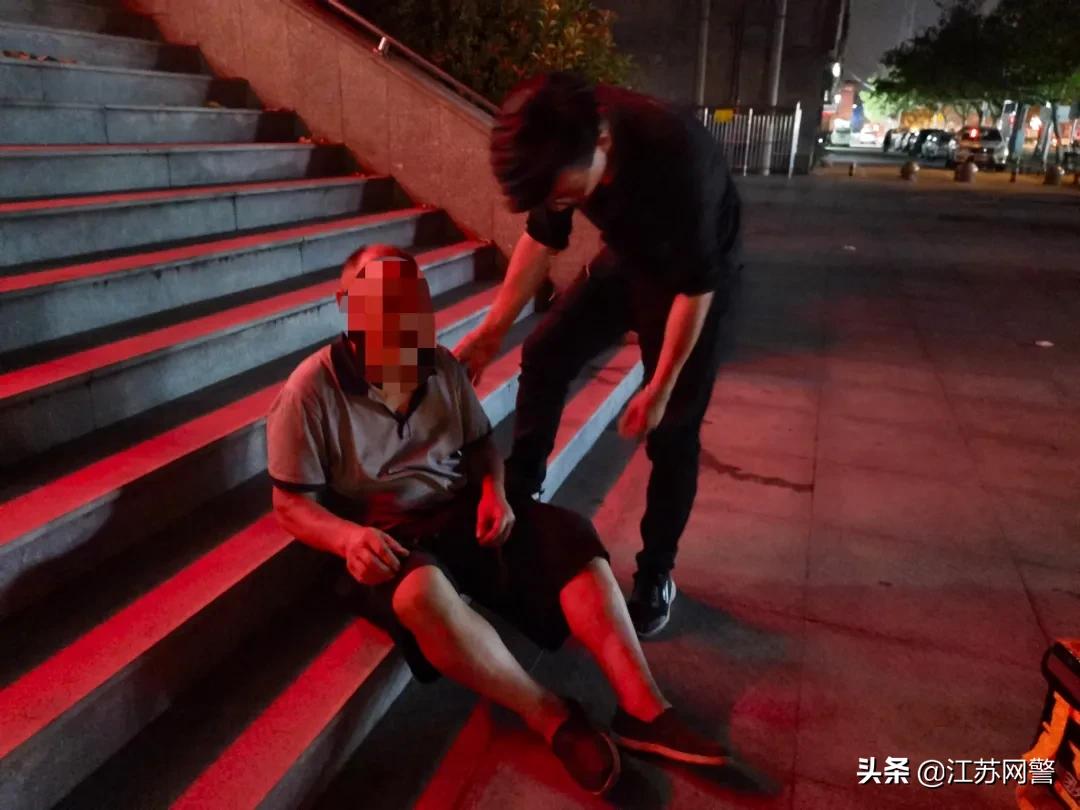 女童手指被砸断民警及时送医,孩子被砸脚趾视频