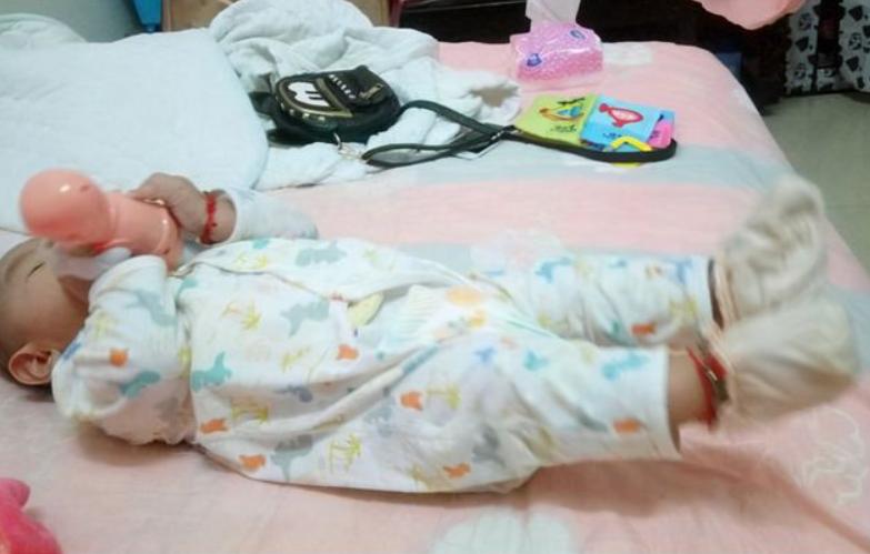 宝宝蹬腿代表翻身吗,宝宝蹬腿的时候听到响声