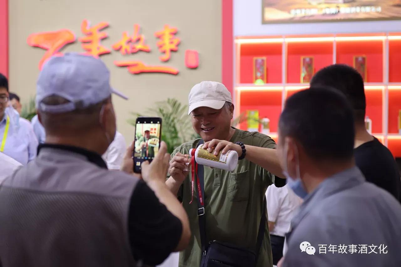 丝博会上的百年故事酒，醇厚酒香魅力绽放