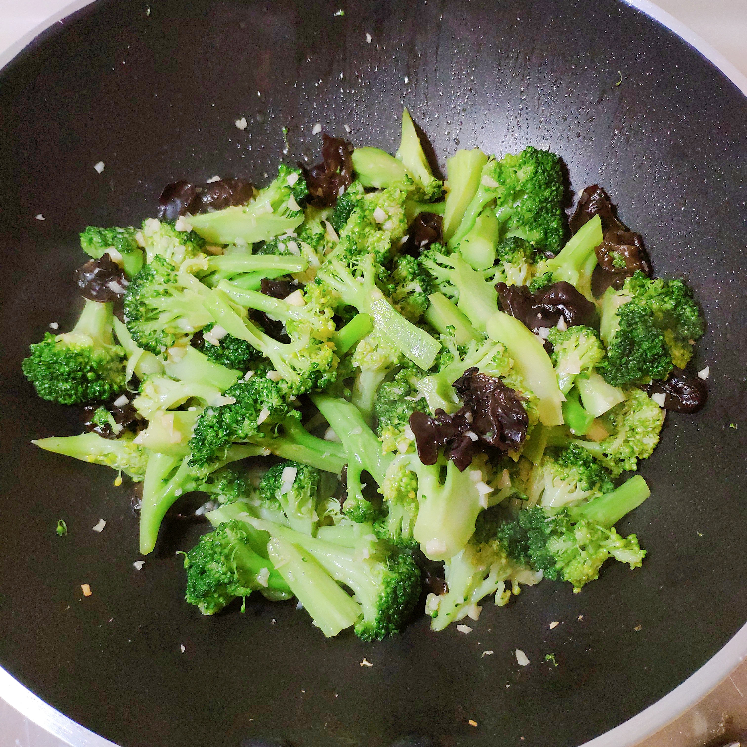 炒西兰花青翠不发黄，关键的1步不能省，清爽不油腻，多吃也不胖