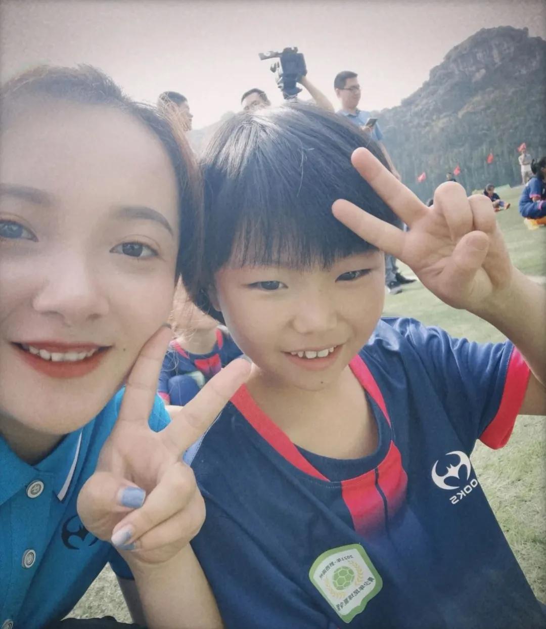 她想@所有人：“明年某日，请务必来捧我的100场！”